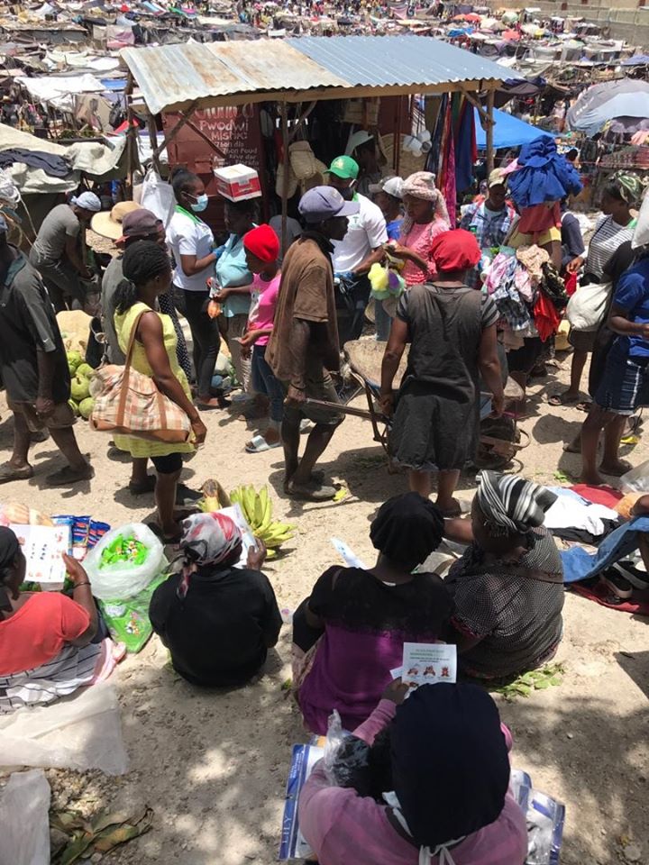 MsppOfficiel's tweet photo. Les officiers sanitaires sensibilisent la population du marché public de #Titanyen, sur la prévention contre la COVID-19, le lundi 29 join 2020.
#MSPPHaiti
#UCRP
#DPSPE https://t.co/5lzs494GFG