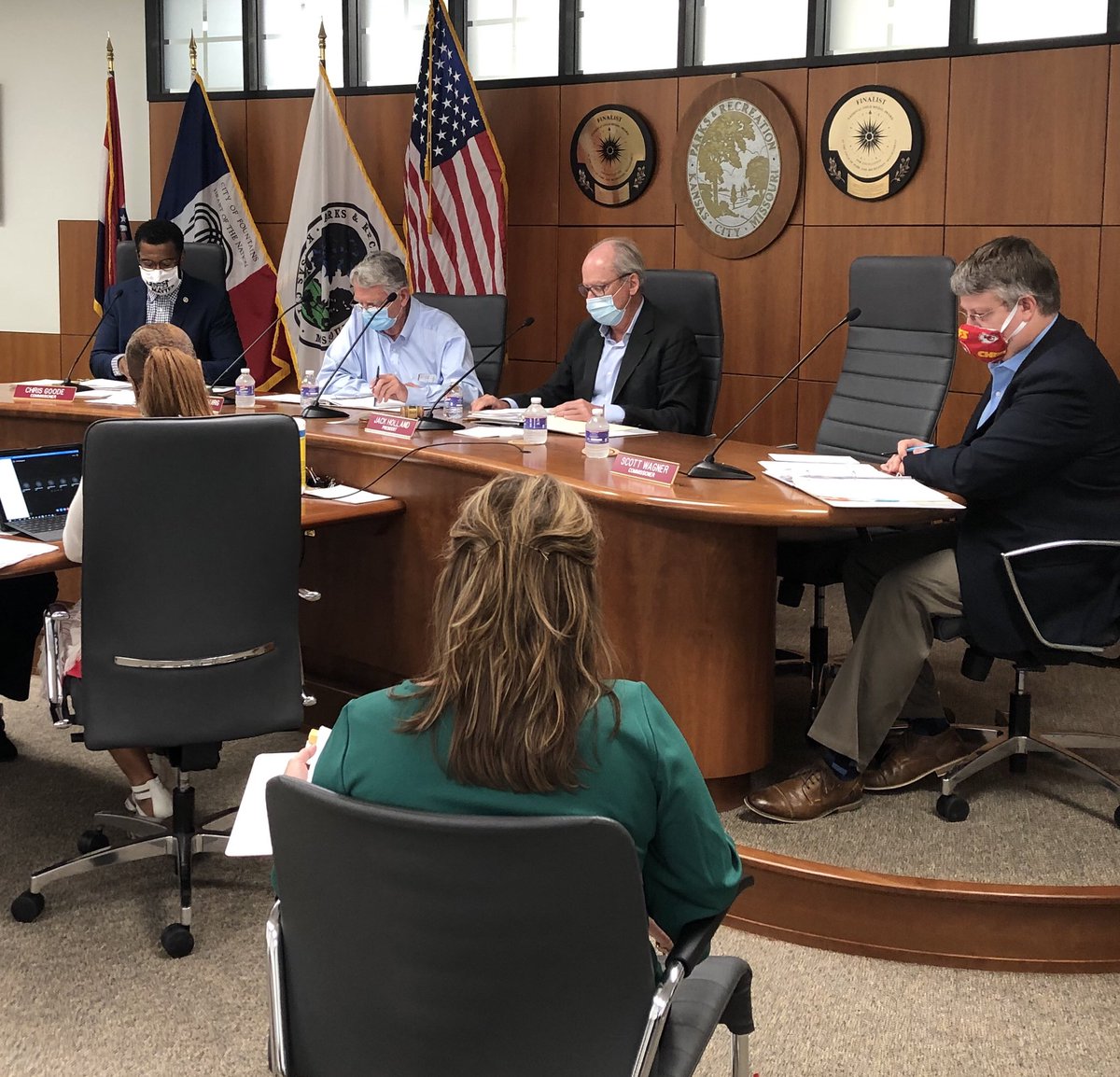 KCMikeMahoney's tweet photo. KC Parks & Rec Board swiftly approving changing the name of the Nichols fountain and parkway. Parkway name changes to Mill Creek Parkway. Commissioner Terry Goode sponsored changes. Says โthis is a gesture, it isnโt a solution โ. #KCParksRec #JCNichols #KMBC https://t.co/VegvYloyid