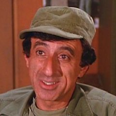 A #HappyBirthday to film/television/theatre actor, comedian and philanthropic golf tournament host Jamie Farr (86).  @SilverAgeTV @ClassicMASH #BlackboardJungle #NoTimeforSergeants #TheRedSkeltonShow #MASH #TheGongShow #TheCannonballRun #CannonballRunII