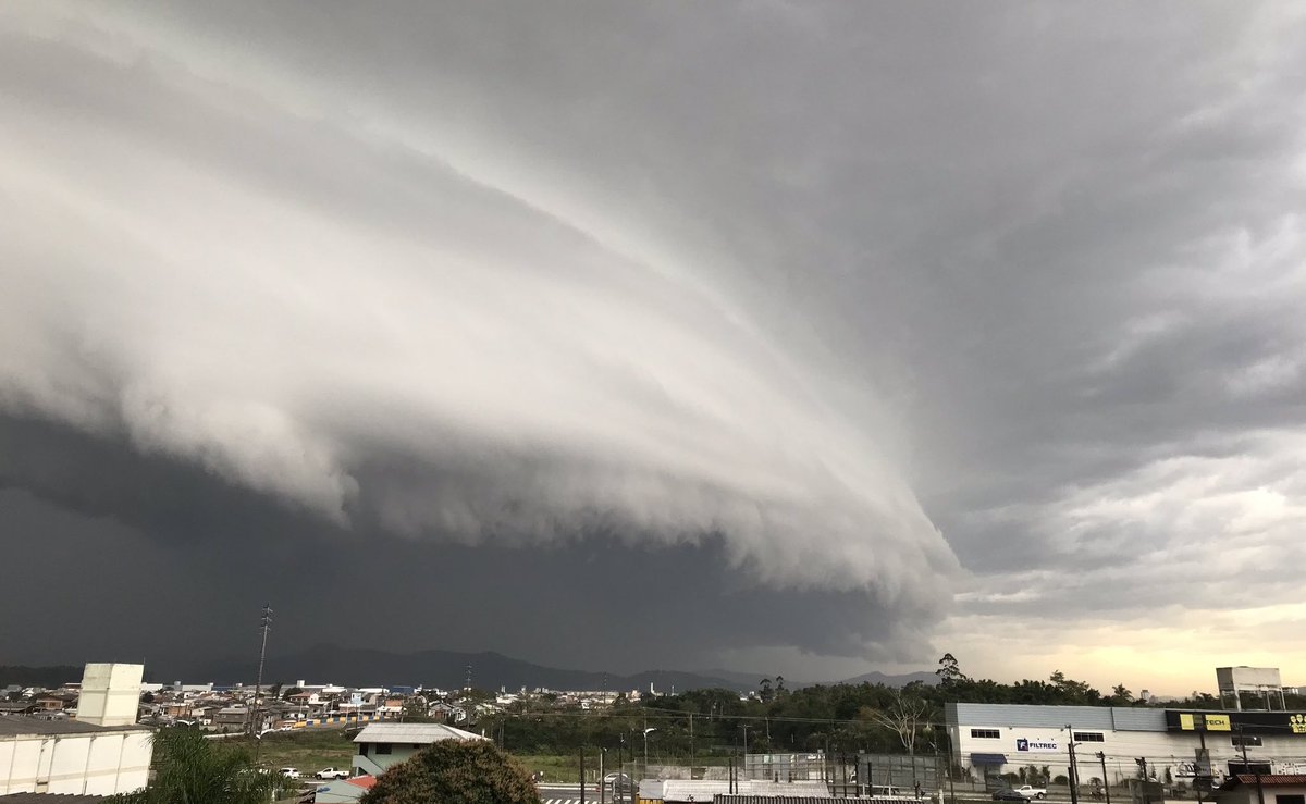 metsul's tweet photo. TEMPO | Chegada do temporal em Itajaí (SC) em fotografia de @anaschweigert. https://t.co/LVLnqoHdKu