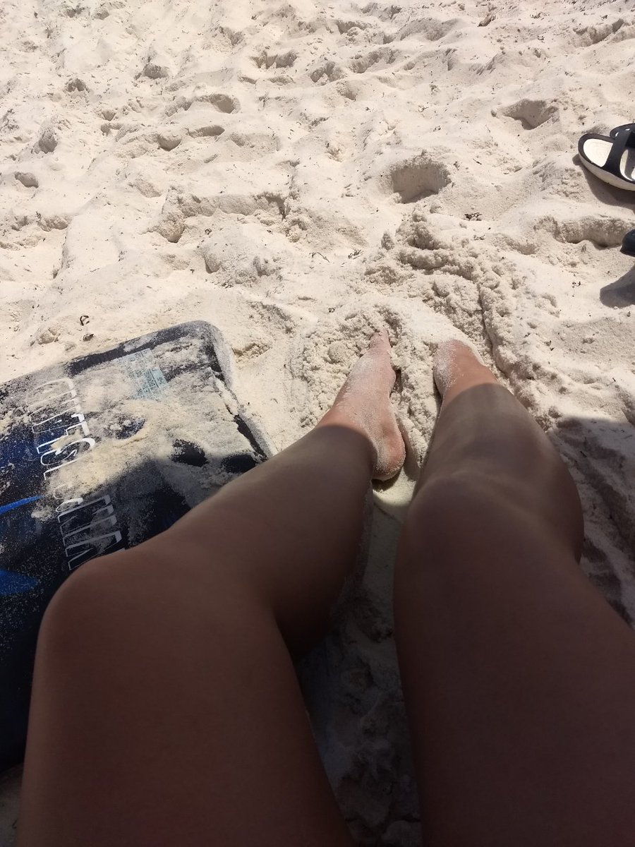 Tarajanaeee's tweet photo. Summer vacation is in full swing https://t.co/cIX1pzuus5
