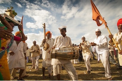 4/6A religious procession by  #Warkari ( the people who follow Lord Vitthal ) is held each year from Allandi and ends on Guru Poornima at Pandharpur. People chant  #Abhang (hymns) of Sant  #Dyaneshwar & Sant  #Tukaram to pay tribute to Lord Vithhal. The procession is blissful!!