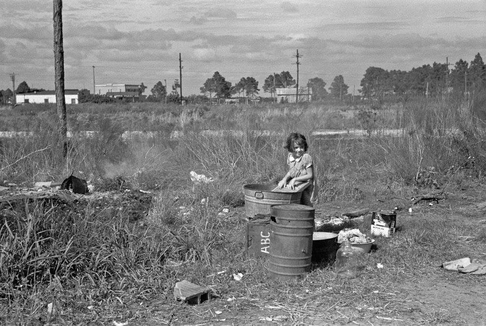Arthur Rothstein, Wash day, The daughter of a migrant fruit worker from Tennessee, now encamped near Winter Haven, Florida, 1937
