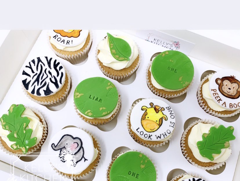 “The bare necessities of life will come to you” 🦁🐵🐘🌴 

It was fun to make these Safari\Jungle themed cupcakes for a little man’s first birthday. 
With hand painted details and gold and green details on vanilla cupcakes.
Happy Birthday Liam 🥳 
#safaricupcakes #junglecupcakes