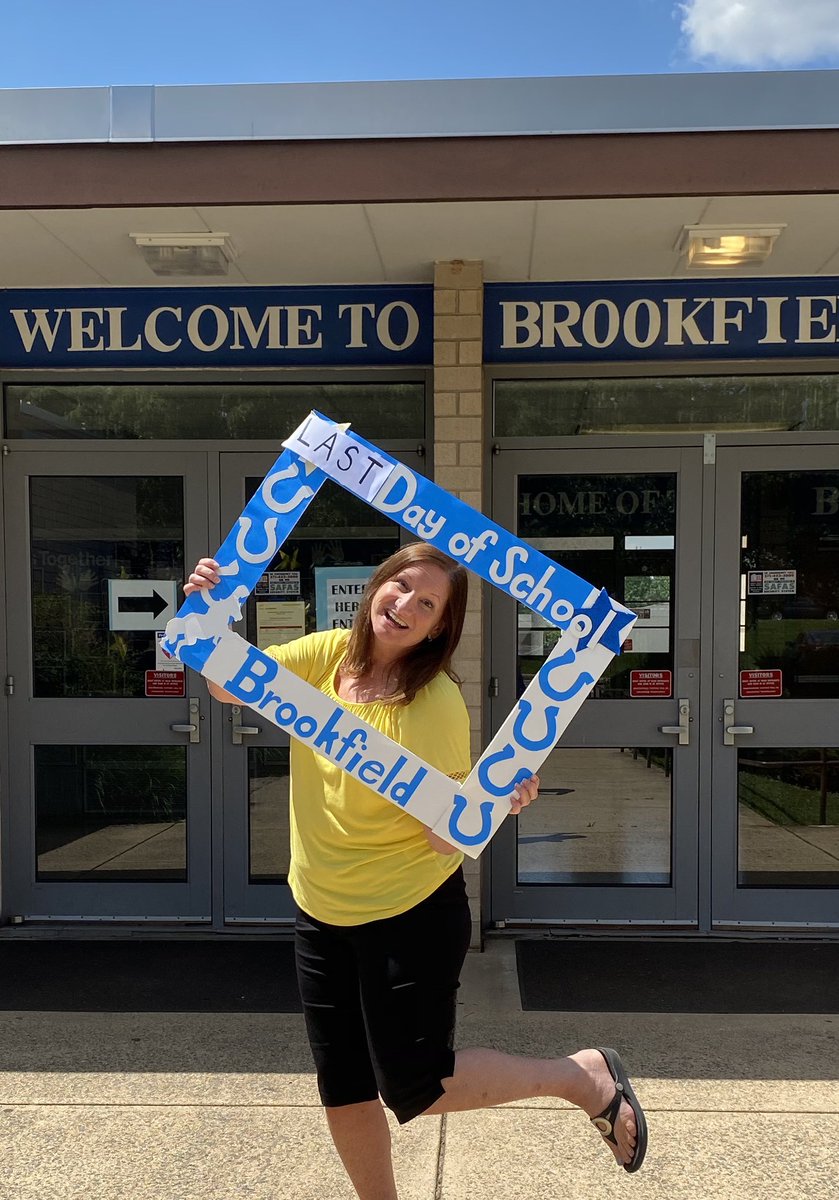 MaryMiller459's tweet photo. And that’s a wrap! Thank you FCPS for the past 31 years and Brookfield for the last 10 years! I will miss you! 💜 Next stop, retirement! @BrookfieldES https://t.co/XfJCeu5klV