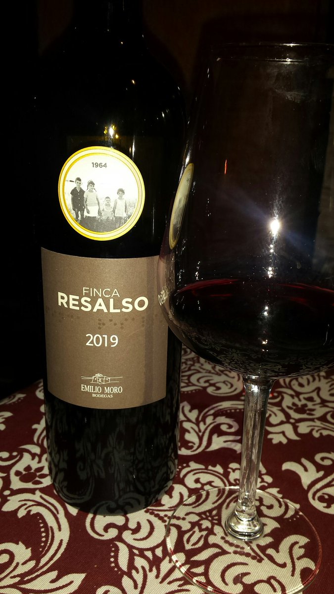 Emilio Moro Res also,  vino que no deja indiferente, entrada sedosa. En nariz afloran frutos rojos..Ideal carne roja y pescado blanco.  P:90 PRECIO <9€