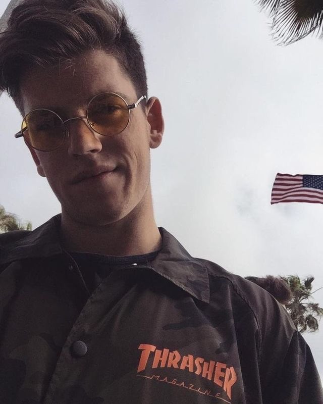 26.06.
#RolbandchellaXX

—Mientras salía del camping se toma una foto y la publica en Instagram, luego sigue su camino e ingresa al festival. Ahí le envía mensajes a algunos amigos para encontrarse con alguien mientras tenía horas libres.—