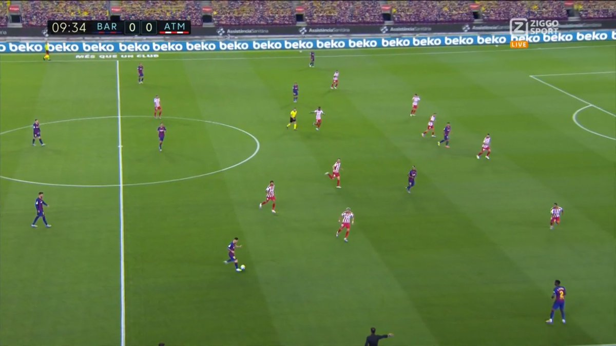 LaptoptrainerNL's tweet photo. Wanneer #Rakitic - bij een opbouw over rechts - van de positie linksback sneller naar binnen komt kan #Puig opschuiven naar een plek tussen de linies. Dat geeft meer en betere afspeelopties voor #Messi dan #Vidal en #Suarez centraal. #Stroperig https://t.co/l3SoqJ5ghX