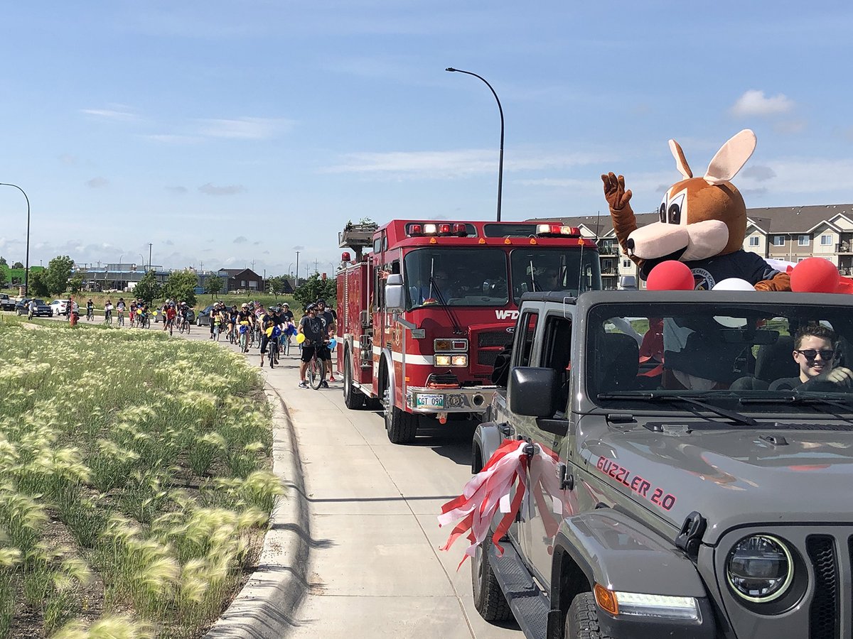 SageCreekLRSD's tweet photo. Thanks to the #SageCreekLRSD families who cheered on our staff who biked and drove through the community.  Thanks also to those contributed to our collection of non-perishable foods for the @louis_riel_sd food bank.  Click for pics, video and more info: https://t.co/BPdRRjAm7E https://t.co/jSmyseI0BH