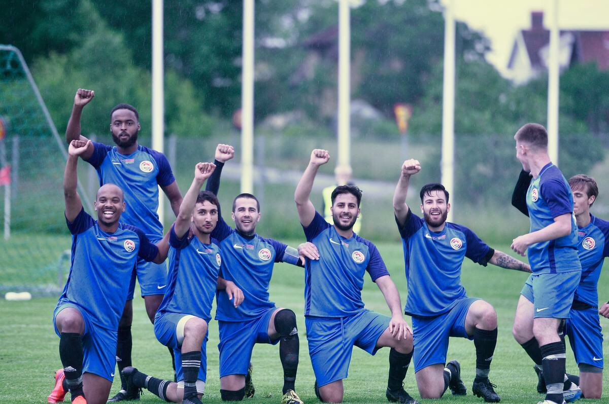 Tillsammans sparkar vi ut rasism, både på och utanför planen!❤️💙 #blacklivesmatter 📸: JP.se