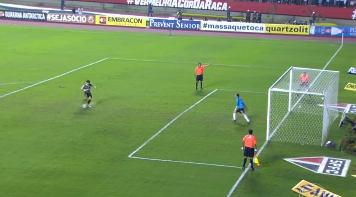 Pesgrau's tweet photo. Quando se fala de goleiro se adiantando, só consigo lembrar disso... https://t.co/AbLBthZ5Ba