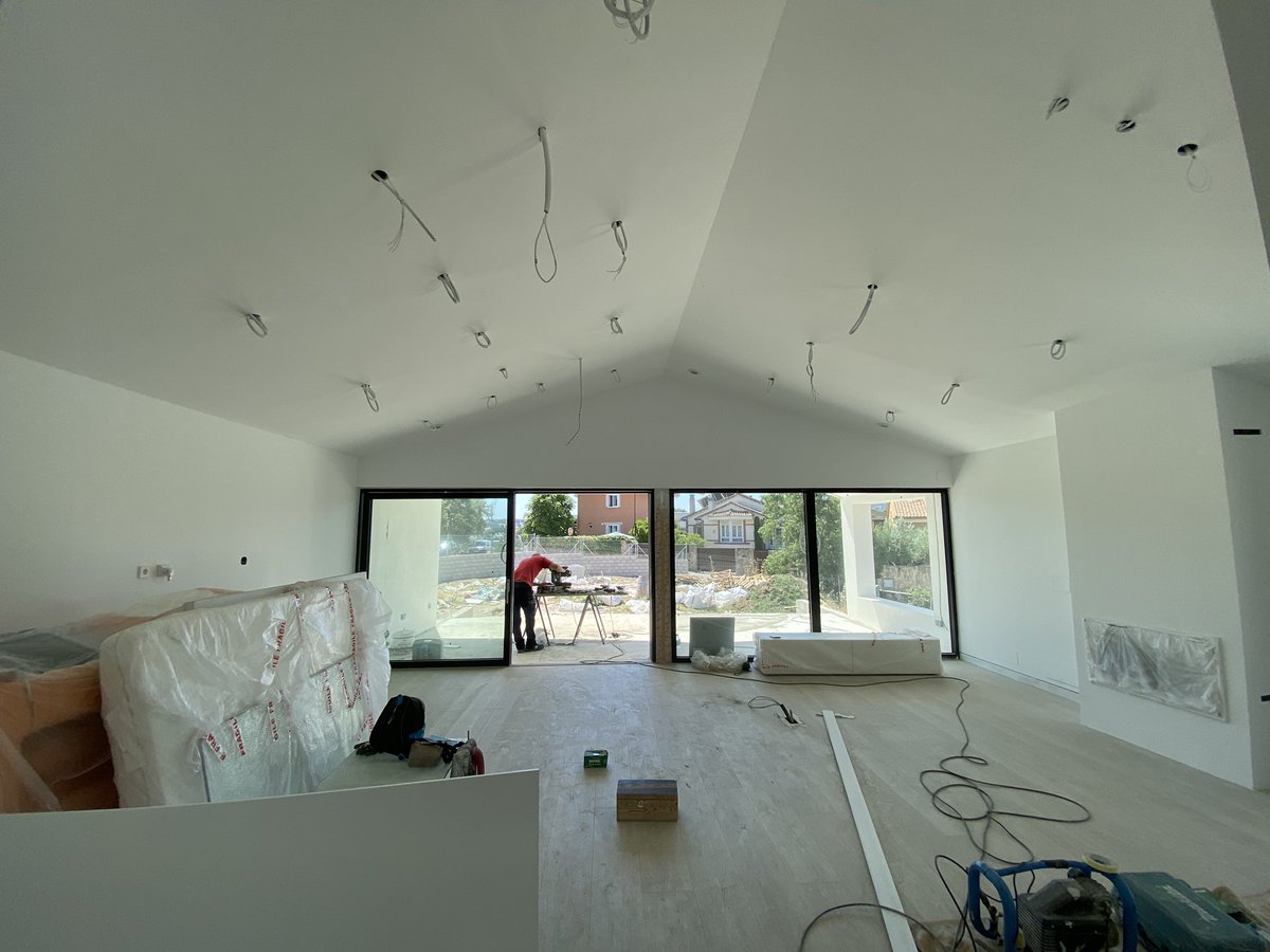 BioPasiva_'s tweet photo. Ya no queda nada para terminar nuestra espectacular Casa #BioPasiva #Passivhaus de Guadalix De La Sierra! Hoy estábamos colocando estas espectaculares puertas interiores pivotantes y correderas de 2,70m y 3m. Tambien terminando la instalación de domotica de @LoxoneES #calidad https://t.co/6ax9EwUyU2