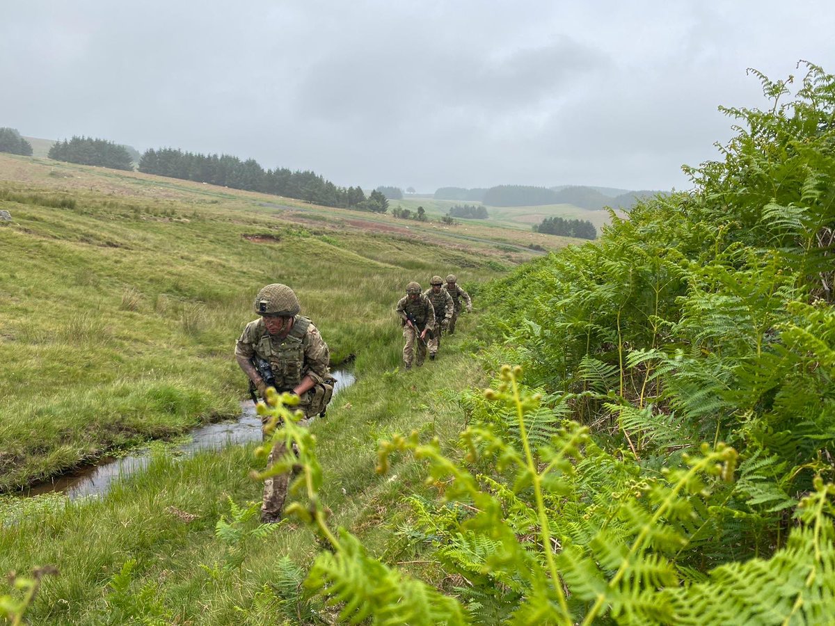 ArmyComd16X's tweet photo. Energising visit to 4 PARA live firing in Sennybridge this afternoon. Reserves operating at the top of their game. Vital to the resilience of the #UKGlobalResponseForce. Brilliantly supported by Chinooks from 18 Sqn @RAFOdiham. @4PARAREG @ArmyDCFA. https://t.co/jr0nP6HEWj