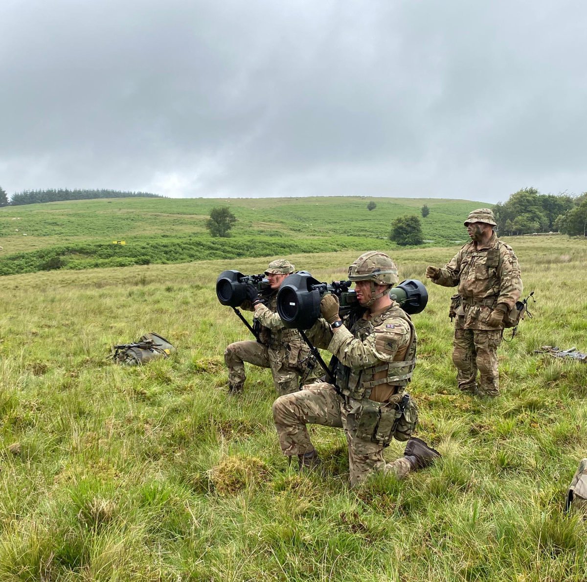 ArmyComd16X's tweet photo. Energising visit to 4 PARA live firing in Sennybridge this afternoon. Reserves operating at the top of their game. Vital to the resilience of the #UKGlobalResponseForce. Brilliantly supported by Chinooks from 18 Sqn @RAFOdiham. @4PARAREG @ArmyDCFA. https://t.co/jr0nP6HEWj