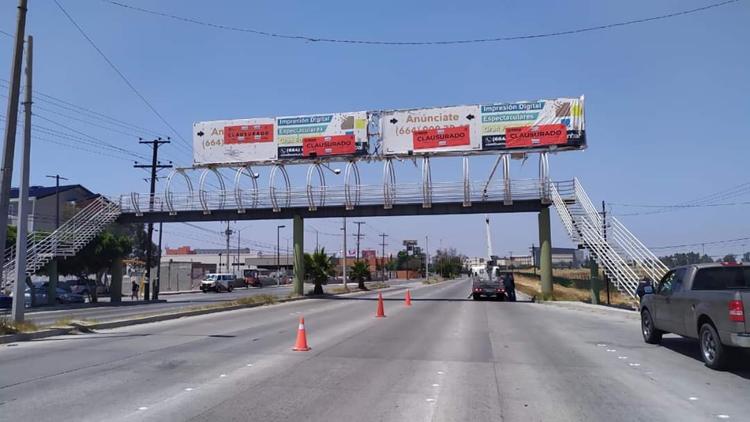 TijuanaLocal's tweet photo. Clausuraron seis puentes peatonales ubicados en bulevares de las delegaciones La Mesa, Otay Centenario y Sánchez Taboada, por presentar fallas y anomalías en su estructura, por lo que se hace un exhorto a no utilizarlos, ya que representan un riesgo para la ciudadanía #Tijuana https://t.co/enY0kySEMm