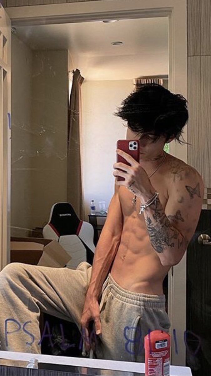 glowinjxdn's tweet image. holy shit😍🤤