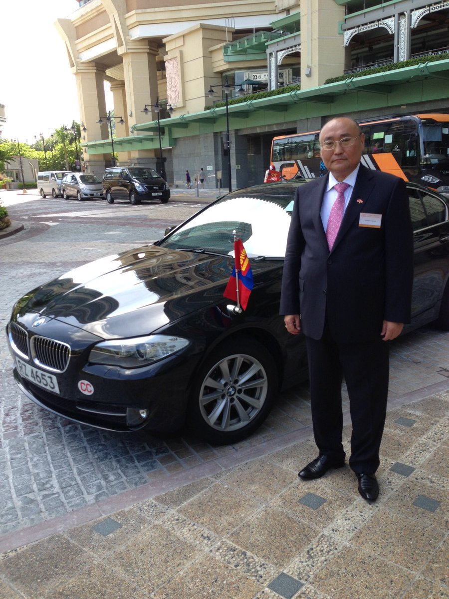 Өнөөдөр Хонконг БНХАУ-д эргэн нэгдсэний 23 жилийн ойн өдөр. Энэ өдөр HK-ийн Хурал, үзэсгэлэнгийн төвийн өмнөх Бадамлянхуа талбайд баярын ёслол болж улс орнуудын ерөнхий консулууд уригддаг. Тэнд суудаг 60 орны Ерөнхий консулын 1 нь би байлаа. Давтагдашгүй, гоё дурсамж юм даа.