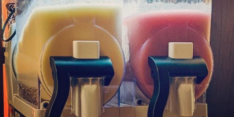 SmilePolitely's tweet photo. .@blackdogcu is now serving up boozy slushies: https://t.co/UQYTl9uRkl https://t.co/7yu4fed5Du
