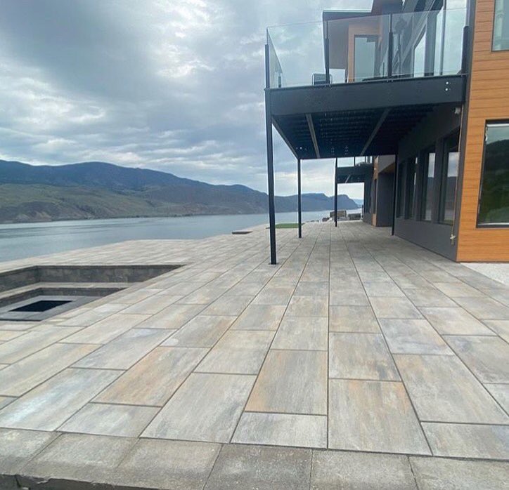 THIS RECENTLY COMPLETED JOB IS GRANDE! BLU GRANDE by <a href="/techobloc/">Techo-Bloc</a> to be exact! 👌 Ya’ll, have you seen this Techo-Bloc project in Tobiano, BC?😱💥 It’s straight fire! 🔥 We have to give our good friends from Rampton Rockworks a HUGE round of applause 👏 for the work on this beauty.