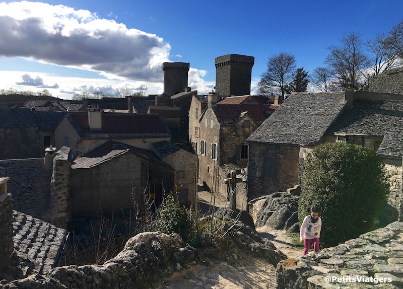 En las rutas que hemos hecho por Francia, hemos descubierto pueblos encantadores 
Una es la de #Aveyron, con lugares de cuento.
bit.ly/AveyronPV
¿Sabías que puedes visitar las cavas originales del queso Roquefort incrustadas en la piedra? @Tous_en_Aveyron 
#aveyronemotion