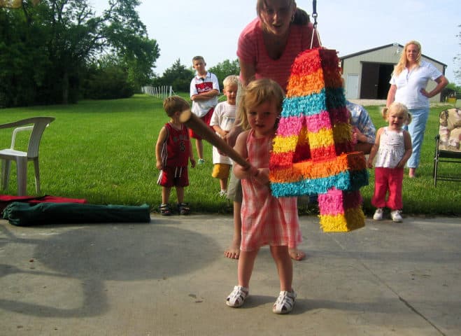 FunCrafts's tweet image. A pinata brings life to a party - especially an outdoor party! Here's how to make a paper mache pinata yourself (or with the kids). Lots of DIY pinata tutorials and homemade pinata garland ideas -- lots of fun sizes, shapes, and colors! bit.ly/2zv5luu