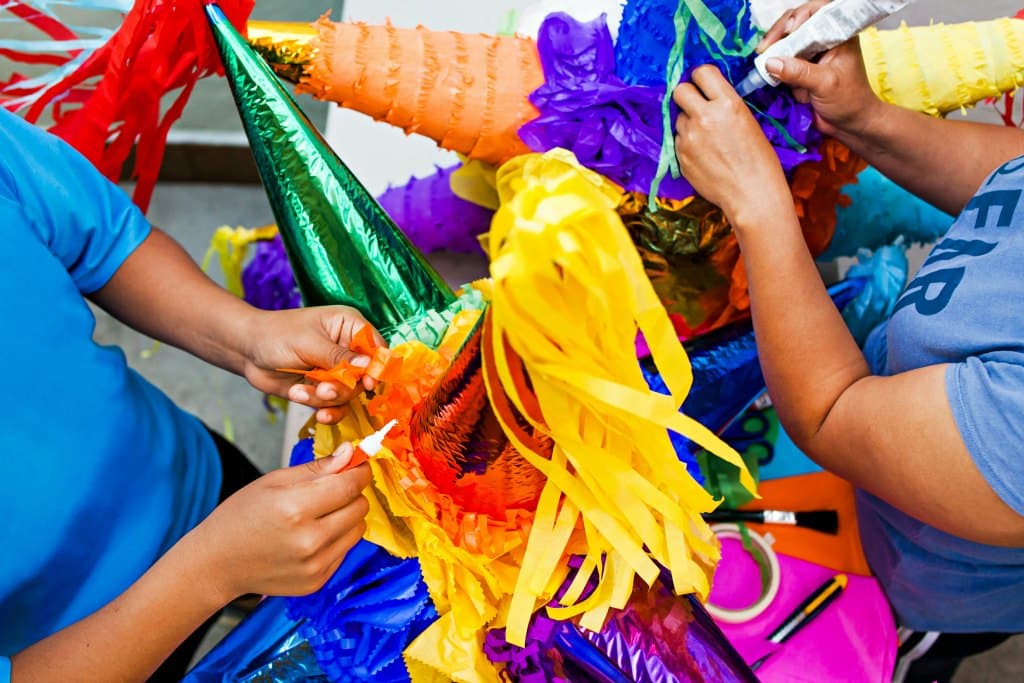 FunCrafts's tweet image. A pinata brings life to a party - especially an outdoor party! Here's how to make a paper mache pinata yourself (or with the kids). Lots of DIY pinata tutorials and homemade pinata garland ideas -- lots of fun sizes, shapes, and colors! bit.ly/2zv5luu