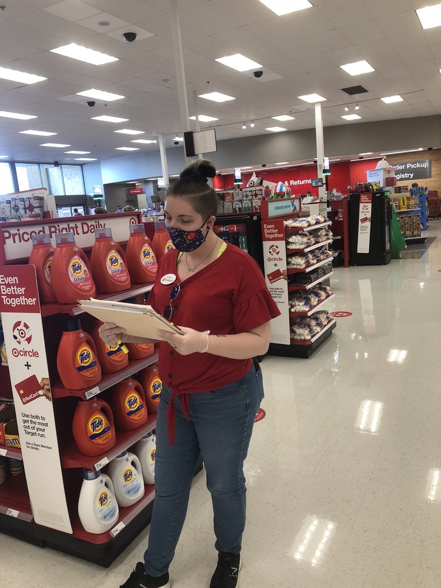 Guest Advocate Mykela taking a quick look at our breakout after leading our team through another big rush up front! #Nosweat #T0923 #Speedweaving #Readytohelp <a href="/BrittanyTarget/">TargetBrittany</a>
