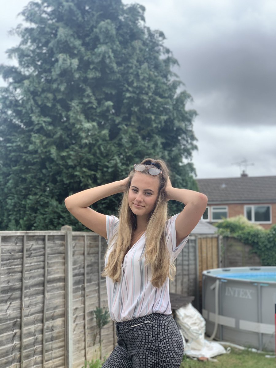 directionroses's tweet photo. The ‘is working from home and have work to do but here I am taking pictures again’ look #IsolationLearning https://t.co/v1D9OxmkOa
