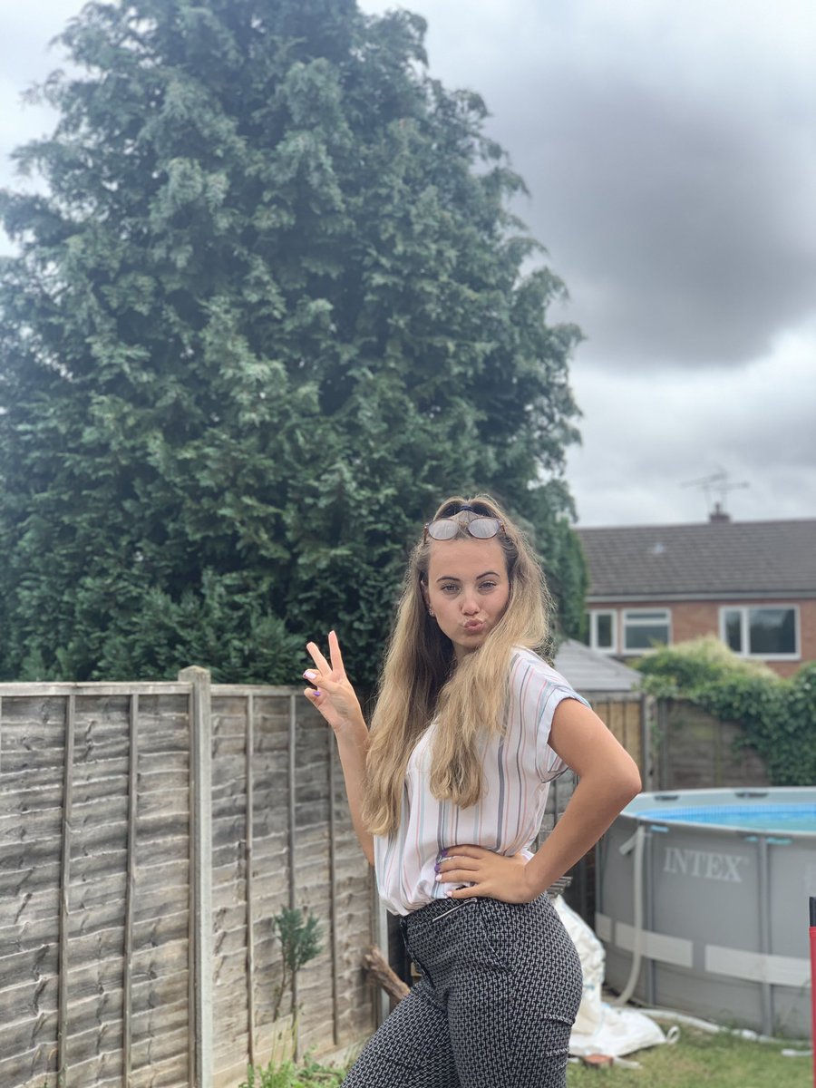 directionroses's tweet photo. The ‘is working from home and have work to do but here I am taking pictures again’ look #IsolationLearning https://t.co/v1D9OxmkOa