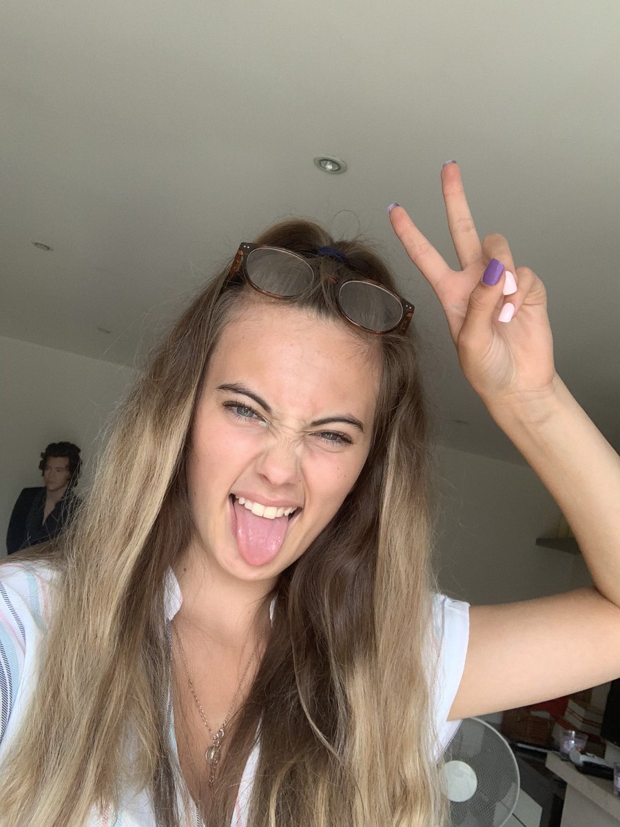 directionroses's tweet photo. The ‘is working from home and have work to do but here I am taking pictures again’ look #IsolationLearning https://t.co/v1D9OxmkOa