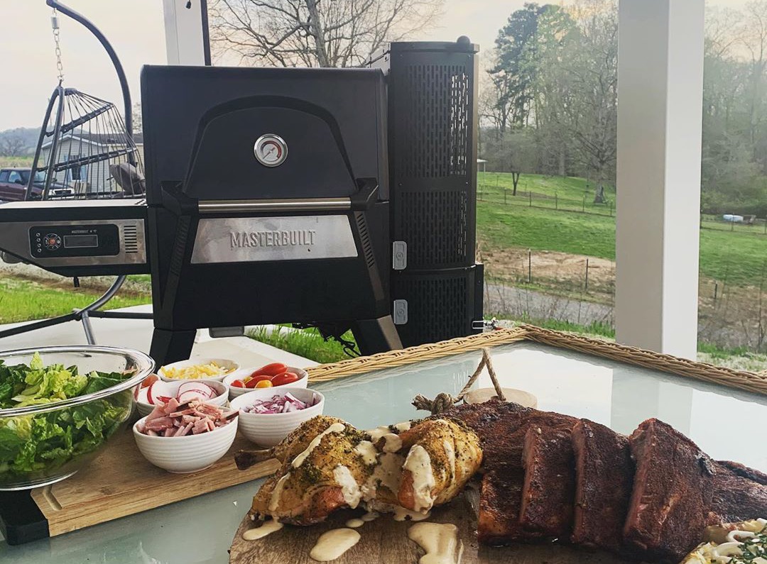 Masterbuilt's tweet photo. Grill Game Level: Expert. Jacob Lubbers used his Gravity Series 560 to simultaneously master the crispy skin on the chicken and bark on the ribs. 👏
📸 : fullboarbbq - Instagram
#CharcoalReLit #Masterbuilt #GravitySeries https://t.co/UIpIonFneS