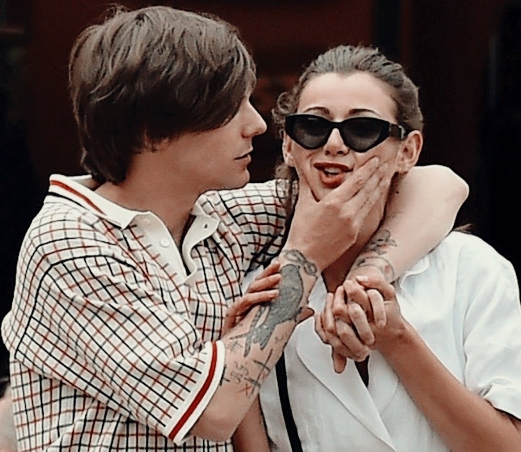 stylouists's tweet image. the lucky one eleanor que es tan privilegiada al nivel de poder hacerse la que esta “harta” de que louis la joda y que louis la siga molestando y dandole besitos🥺