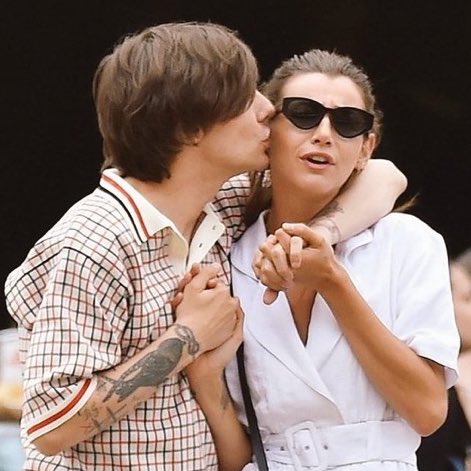 stylouists's tweet image. the lucky one eleanor que es tan privilegiada al nivel de poder hacerse la que esta “harta” de que louis la joda y que louis la siga molestando y dandole besitos🥺