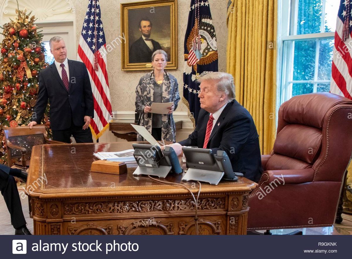 SEC Blodgets fake news rag. https://www.businessinsider.com/trump-desk-photo-past-presidents-desks-2018-1?IR=T#bill-clintons-desk-boasted-a-jumble-of-photos-busts-and-picture-frames-in-2000-5
