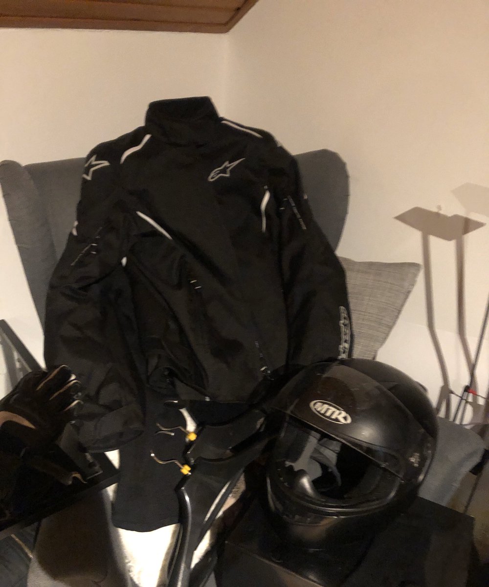 Akoneira's tweet photo. Liebe Mopedfahrer (m/w/d), bitte zeigt her eure Mottoradkombi-Aufbewahrung!
Ich hab endlich alles da, bin aber ultra unkreativ. Im Kleiderschrank ist vor allem kein Platz und ich habe Angst, dass die Halterungen wegen des Gewichts abreißen. Wie macht ihr das?
#motorrad #ffpower https://t.co/4Cg2srPqQA
