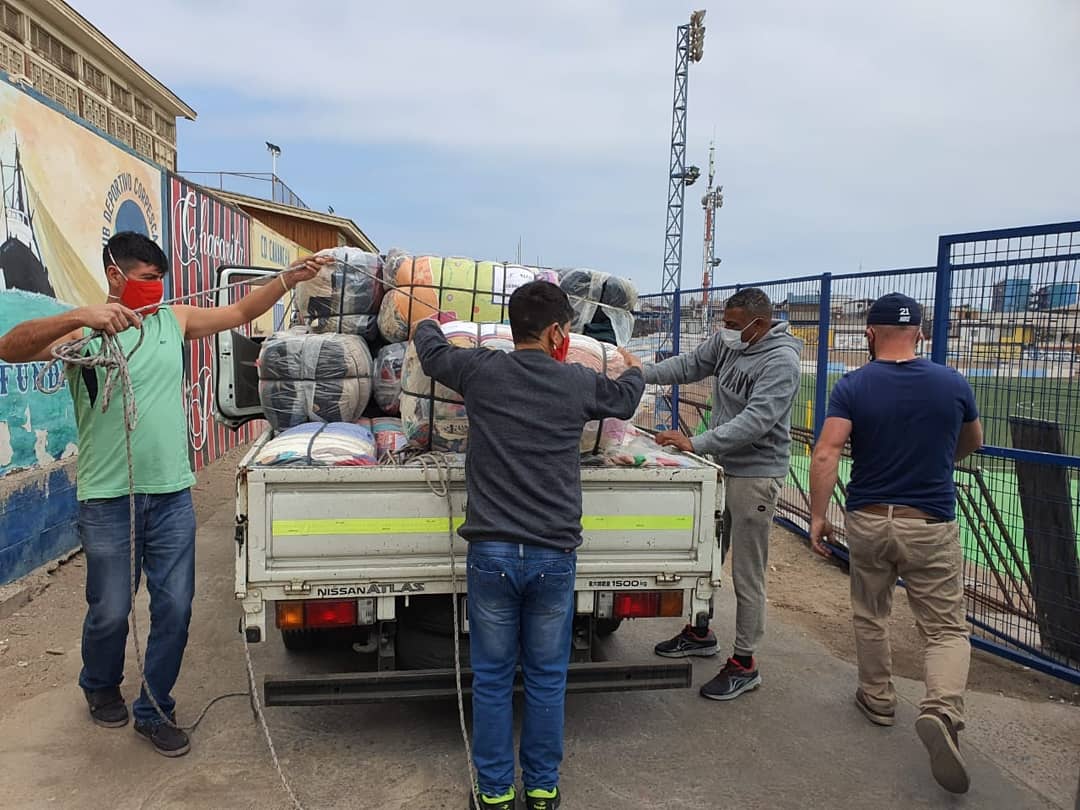 fundtrabajounap's tweet photo. 🔵⚪ 60 fardos de ropa fueron donados a nuestro #Albergue2020 🧦🧥🧤🧣
 Pantalones, chaquetas, ropa de cama son algunas de las prendas donadas por Importadora Casa de Ropa #Iquique. Notable gesto y agradecidos siempre de su valiosa y solidaria  ayuda 🙌👏🤝 https://t.co/84xgCtMRZT