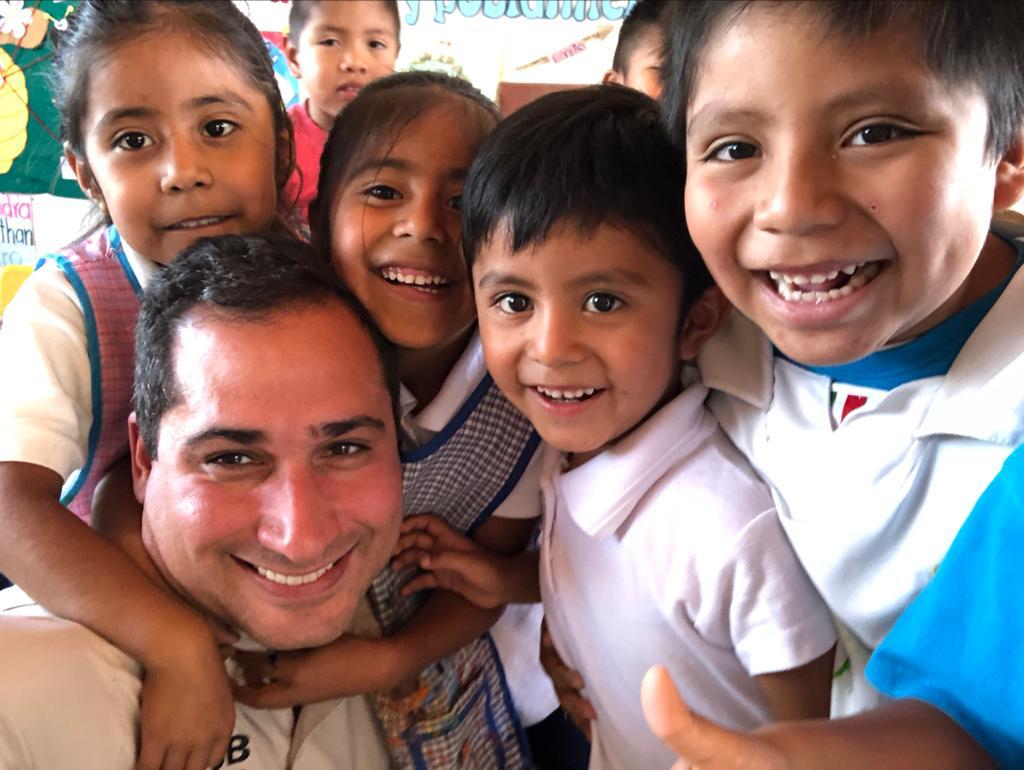 tomasber's tweet photo. Me llevo este país en el corazón ❤️, así que he de volver pronto.
Agradezco el apoyo de mis colegas, amigos y autoridades. Ahora me embarco en una nueva misión como Gerente de los países andinos desde #Lima 🇵🇪 y paso la estafeta a mi sucesor @robertmanrique2.
¡Que viva México! 🇲🇽 https://t.co/mQLMKA8DSk