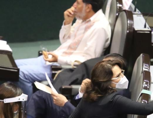BalconMexico's tweet photo. @JLozanoA como ves a este animal ( @fernandeznorona ) piensa que está en la cantina con su botana y sin las medidas sanitarias que marca la @Mx_Diputados https://t.co/XcO27uAaaZ