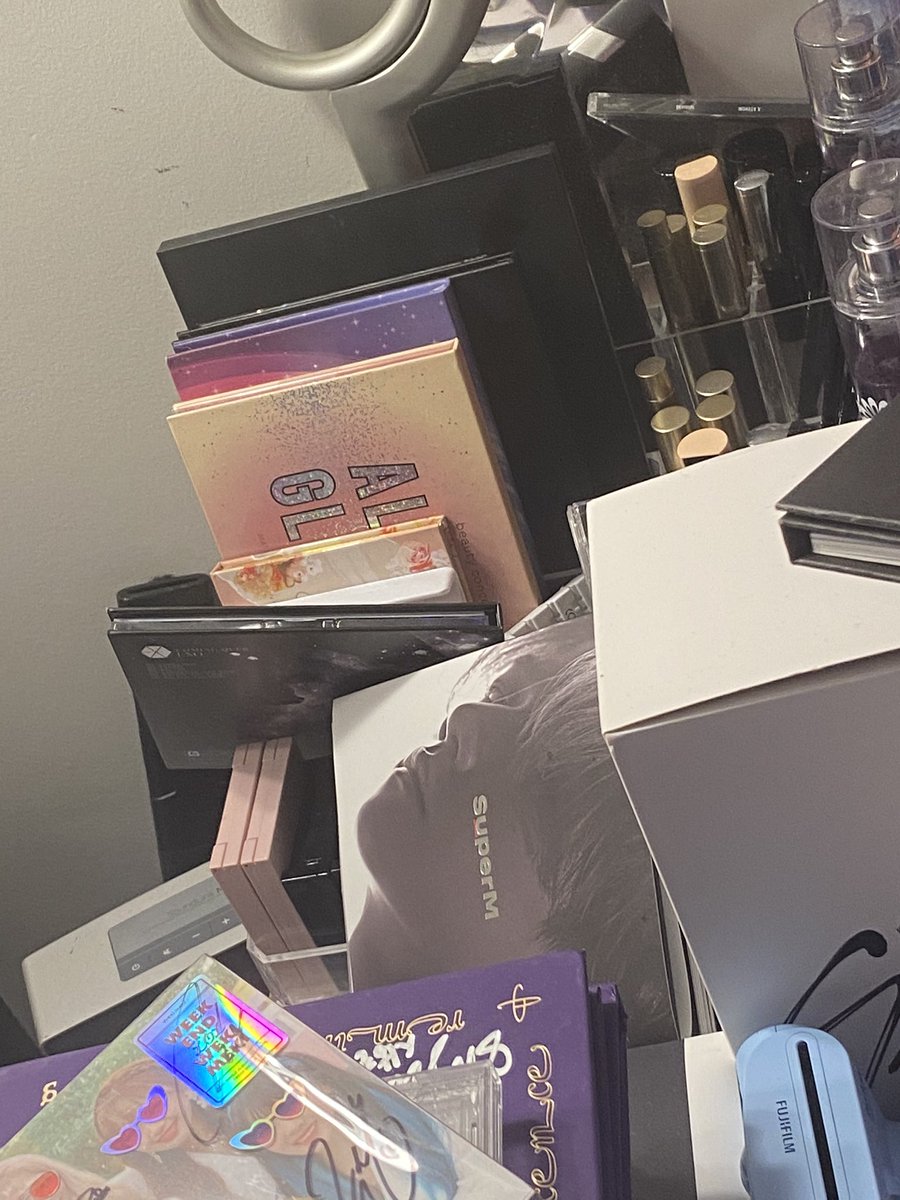 violetayena's tweet photo. @hwagi_i THAT EYESHADOW PALLET I LOVE IT SM ESPECIALLY THE GOLD GLITTER https://t.co/tNPoYuuReP