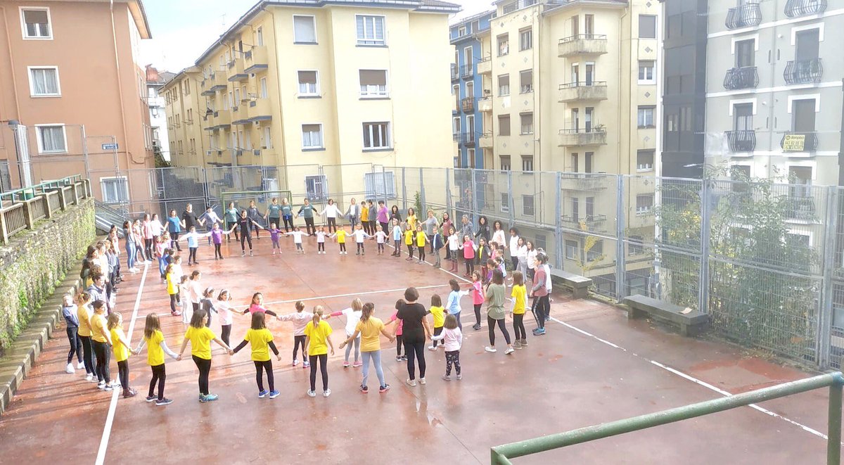 Milesker zuetako bakoitzari, zuek osatzen baituzue #KAXA: orain etorri zaretenok, gurekin jarraitzen duzuenok, beste bide bat aukeratu duzuenok ....zuek guztiok, beti egongo zarete gure ♥️

 #kaxagunea #kaxafamilia #nuevaetapa #dantza #taldea