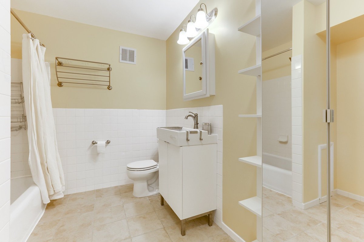 Jane: the main bathroom Heather: oh wow this is big! I love the subway tile and the armoire. Wish the tub was a little deeper. Tim: this is a big bathroom for sure.