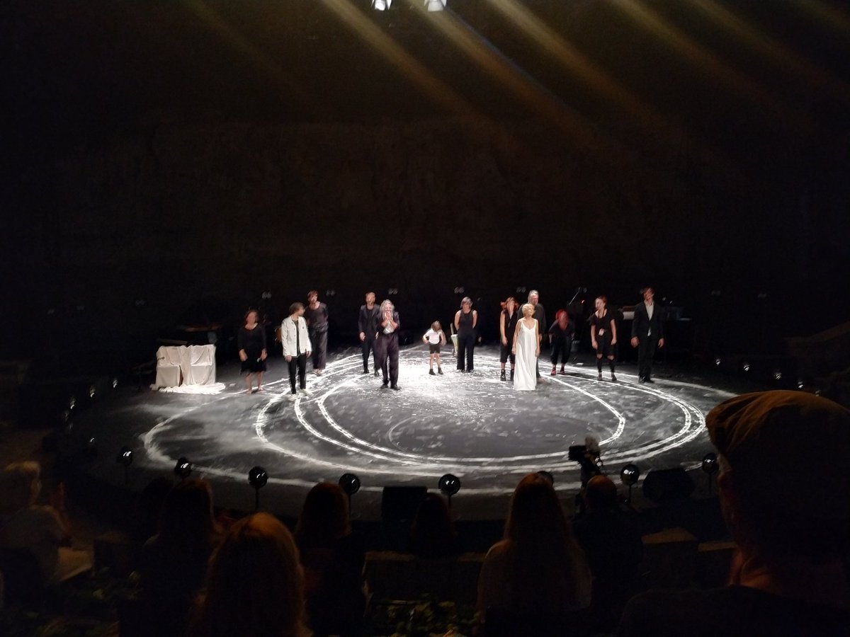 Poètic, emocionant, reivindicatiu ,humanista,  catàrtic i sanador. Gran  i oportuna inauguració del <a href="/grecfestivalbcn/">Grec Festival Bcn</a>  amb Baró d.Evel  i companyia recordant que "la vida és un tremolor"  i que la cultura allunya la por.