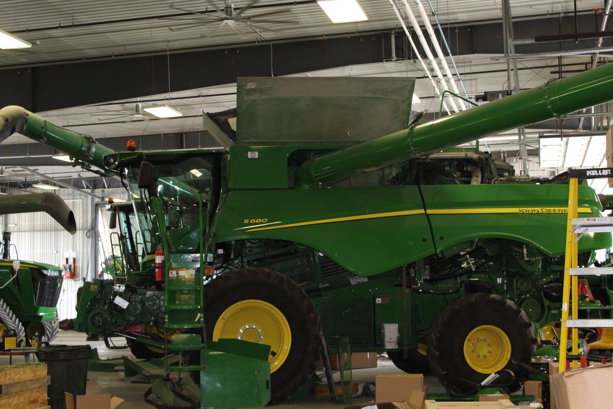 NevadaFFA's tweet photo. Great to visit Zach Larson clocking in 42 hours per week @vanwall this summer learning what is like to be an ag technician, pulled chaffer &amp; sieve out combine &amp; worked on Hagie sprayer today #agriculture #SupervisedAgExperience @vanwall @JohnDeere #nevadacubpride https://t.co/fCjaiUCJnL