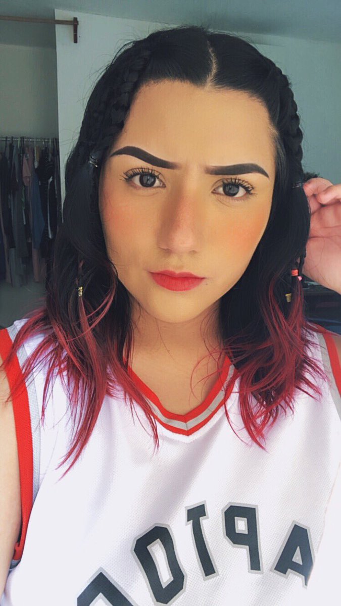 AngieeBaeza's tweet photo. Oigan pintarse el cabello con papel ha sido el mejor invento que he echo, jajaja 🤪 https://t.co/Gwt4pH6zoL