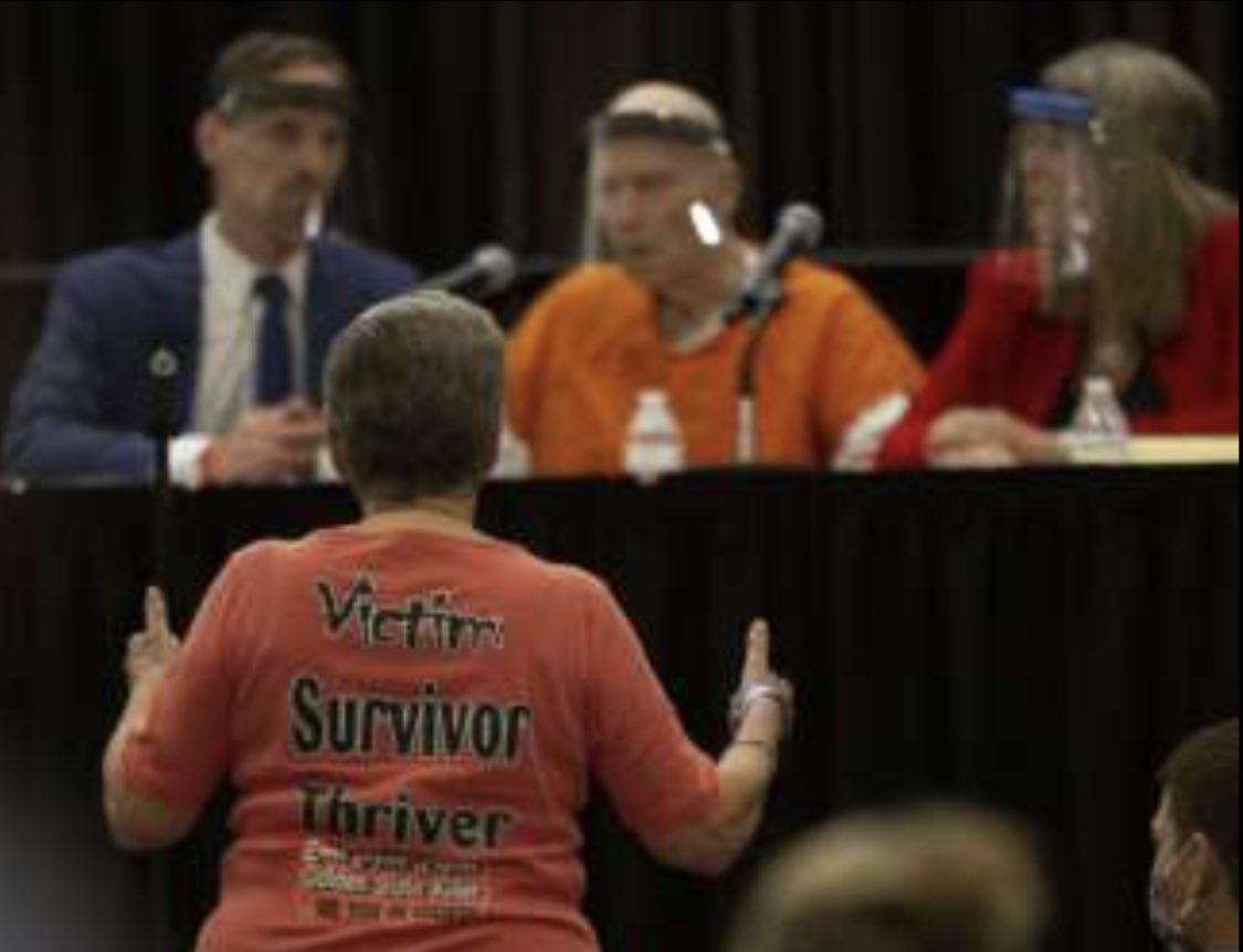 Billyjensen's tweet image. Look at this incredible image from the DeAngelo hearing. This is the moment: “When asked to describe the assailant, Jane Doe said he had a small penis.” And that very Jane—@SandlerCarson— is standing up, staring him down before the applause. #GoldenStateKiller (AP photo)