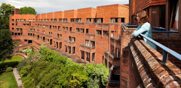 ROBINSONLooks like a leisure centre. Surprisingly private-school heavy. Second best bar in Cambridge (and super cheap) but accommodation is renowned for being pricey. Students are super political, spanning far-left to Tory.Formal rating: 7/10 (hope you like hearty food!)