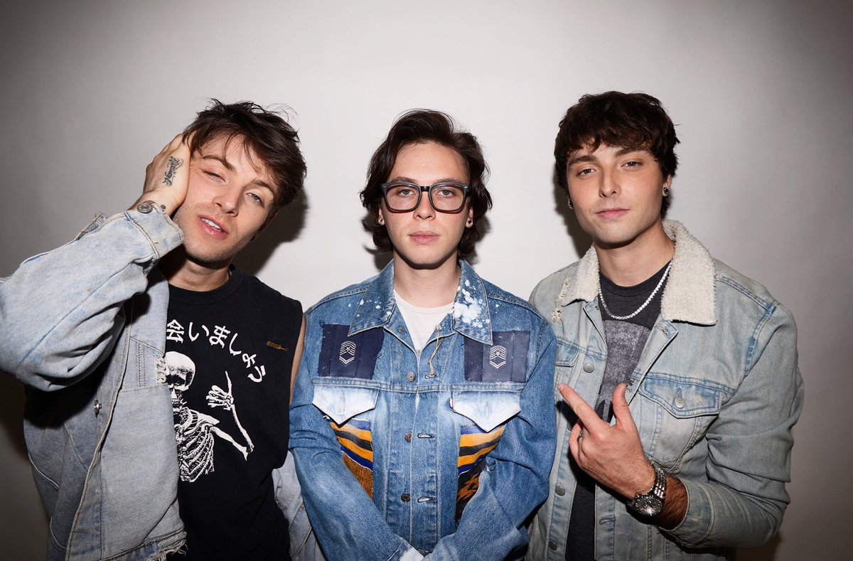 Emblem3BR's tweet photo. VOTEM: TOP 30 Melhores Músicas do Emblem3 https://t.co/PbLvYG2Bk3 https://t.co/Cu0dML5AsZ