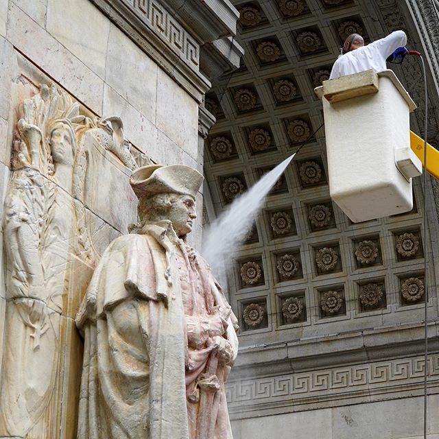 WashSqParkerz's tweet photo. https://t.co/UBRt8hoabg - @soniafotog #calderstatues #george #potus1 #powerwashed #washingtonsquarepark #nyc https://t.co/Dz2nlPOjH5