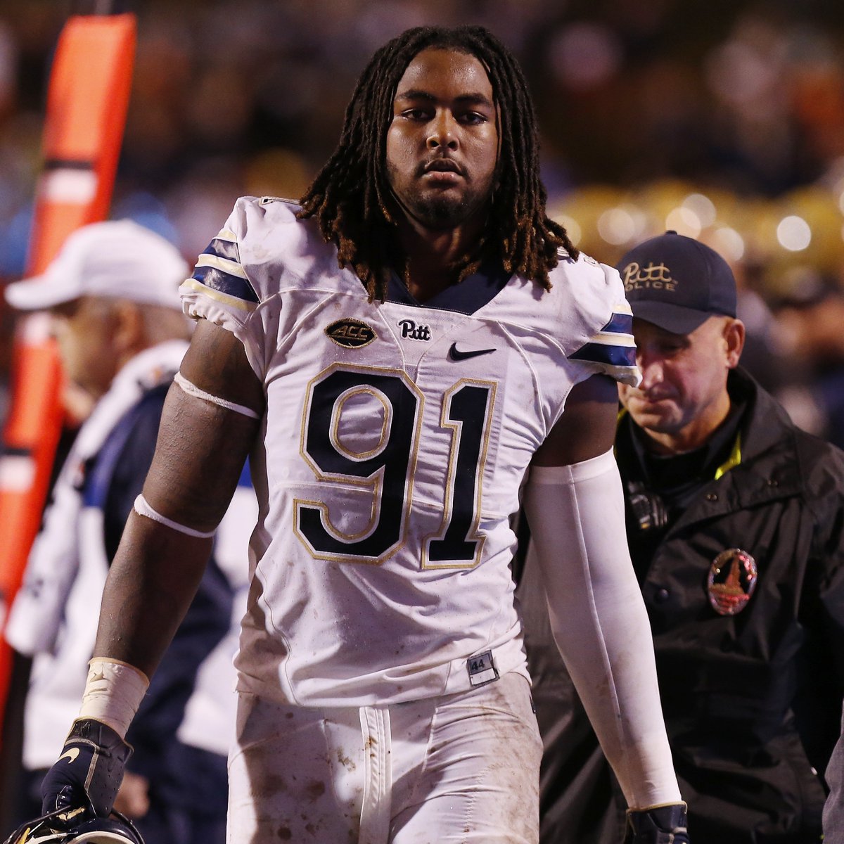 PFF_College's tweet image. FBS teams with 40%+ QB pressure rate

▫️ Michigan - 45.1%
▫️ Pittsburgh - 41.4%