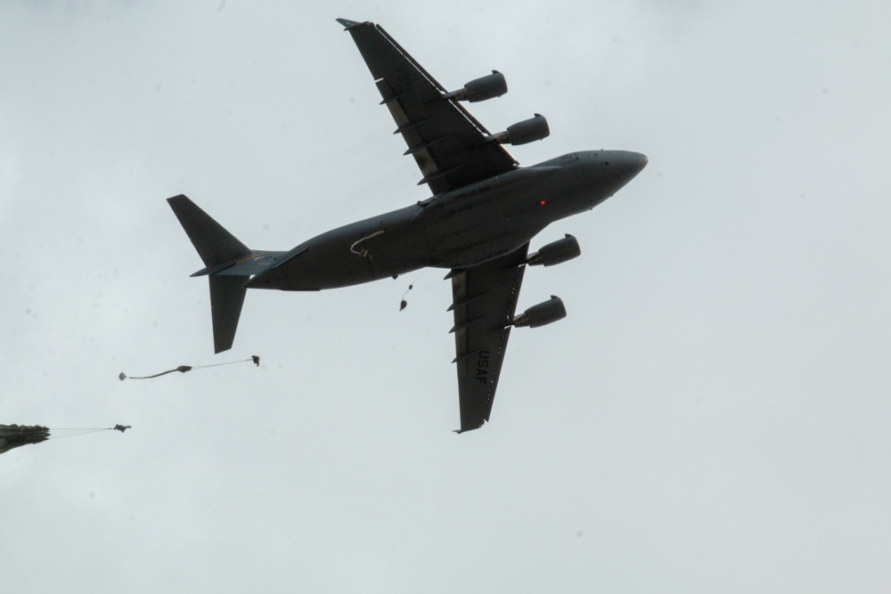 USPACOM's tweet photo. Paratroopers assigned to @USARPAC @25thID, @USArmyAlaska, conduct a Joint Forcible Entry Operation #JFEO jump into Andersen Air Force Base, Guam. #AirborneBrigade #ArmyStrong #FreeandOpenIndoPacific. https://t.co/2Nx8P6fpUL